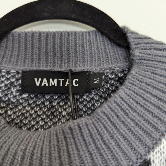 Unisex Grey Crewneck Fuzzy Pullover Sweater Size Medium - Picture 6 of 10